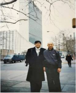 王子冬(国家 863 电动汽车重大项目  动力电池测试中心主任)与作者在美国考  察新能源和新能源汽车。