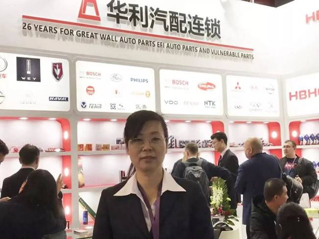 华利汽配连锁创始人孙志荣在展销会上