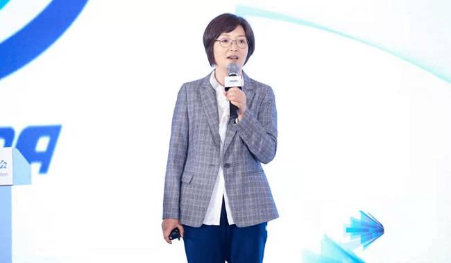 CADA售后零部件分会副理事长兼秘书长李彤梅在汽车流通行业年会上