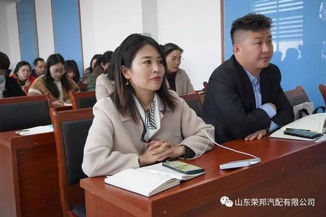 荣邦刹车片总经理李梅在公司培训会上