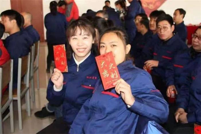 星月刹车片公司的女员工在产销庆祝会上