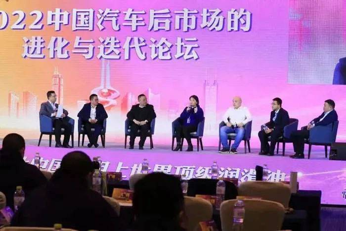 中威车饰董事长潘丽华(左四)在行业大会上