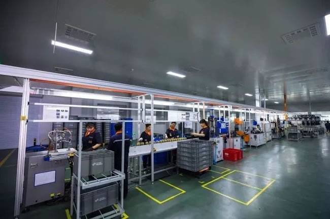 高博集团滤清器生产车间里的女员工